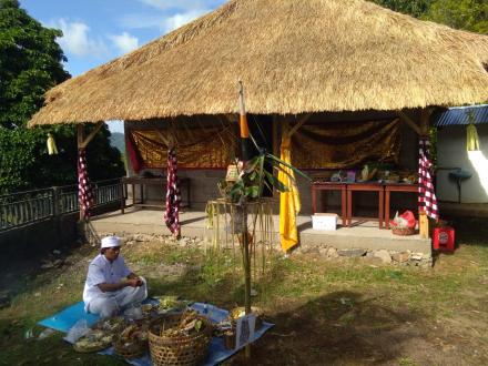 upacara melaspas di rumah tua desa banyuseri